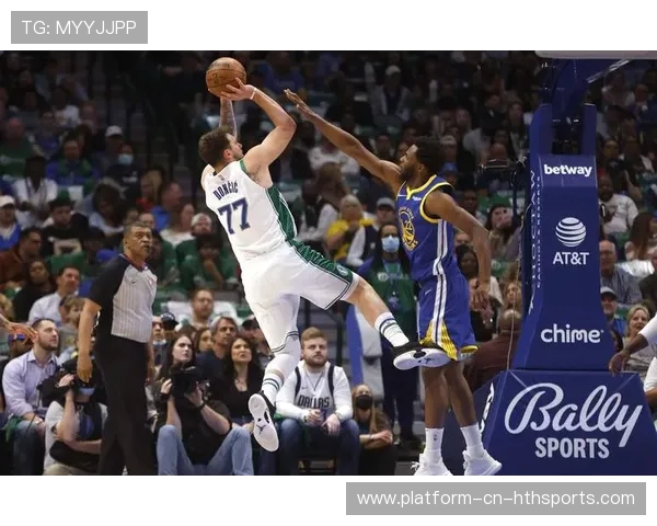 东契奇背身单挑晃动后跳投命中，独行侠攻势不断